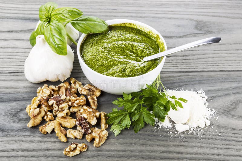 Σπιτική σάλτσα Pesto στοκ φωτογραφίες Σπιτική σάλτσα Pesto στοκ φωτογραφίες