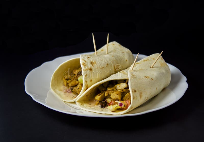 Σπιτικό Burrito με το κοτόπουλο και λαχανικά που απομονώνονται στο Μαύρο στοκ φωτογραφία Σπιτικό Burrito με το κοτόπουλο και λαχανικά που απομονώνονται στο Μαύρο στοκ φωτογραφία