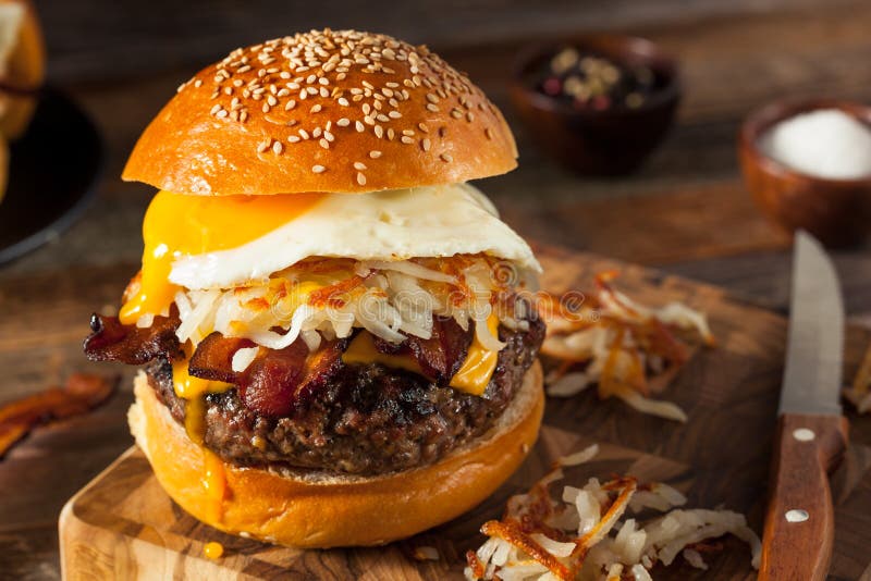 Σπιτικό Cheeseburger προγευμάτων με το μπέϊκον στοκ φωτογραφίες