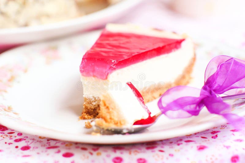 Σπιτικό cheesecake με τη ζελατίνα και την κρέμα στοκ φωτογραφία με δικαίωμα ελεύθερης χρήσης Σπιτικό cheesecake με τη ζελατίνα και την κρέμα στοκ φωτογραφία με δικαίωμα ελεύθερης χρήσης