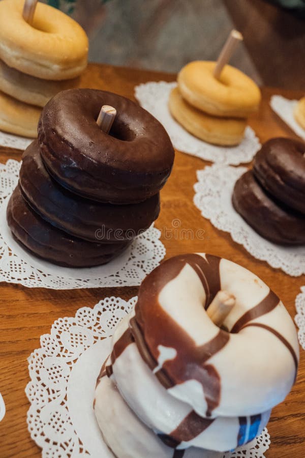 Σπιτικό Donuts, φραγμός καραμελών σε έναν γάμο στοκ φωτογραφία με δικαίωμα ελεύθερης χρήσης Σπιτικό Donuts, φραγμός καραμελών σε έναν γάμο στοκ φωτογραφία με δικαίωμα ελεύθερης χρήσης