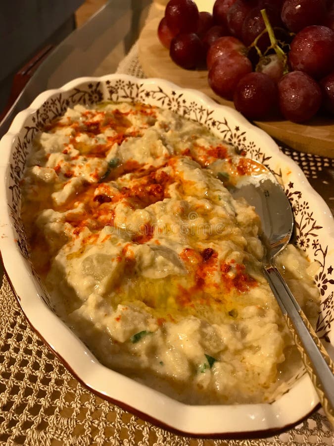 Σπιτικό Hummus με την ψημένη μελιτζάνα/μελιτζάνα με τη σκόνη τηγανισμένης βουτύρου σάλτσας και κόκκινων πιπεριών στοκ φωτογραφία Σπιτικό Hummus με την ψημένη μελιτζάνα/μελιτζάνα με τη σκόνη τηγανισμένης βουτύρου σάλτσας και κόκκινων πιπεριών στοκ φωτογραφία