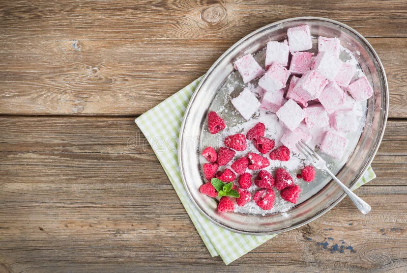 Σπιτικό marshmallow σμέουρων με τα φρέσκες σμέουρα και τη ζάχαρη στοκ εικόνες