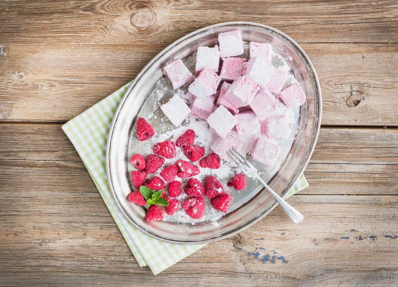 Σπιτικό marshmallow σμέουρων με τα φρέσκες σμέουρα και τη ζάχαρη στοκ εικόνες με δικαίωμα ελεύθερης χρήσης
