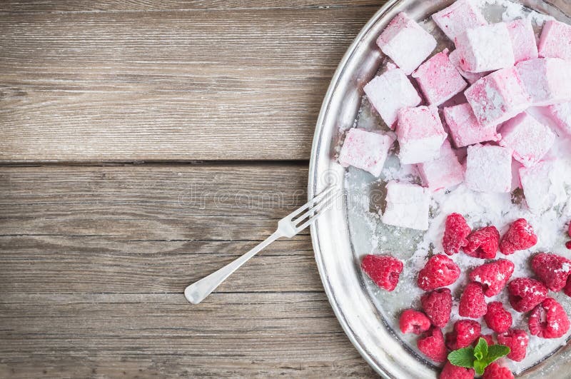 Σπιτικό marshmallow σμέουρων με τα φρέσκες σμέουρα και τη ζάχαρη στοκ φωτογραφία με δικαίωμα ελεύθερης χρήσης