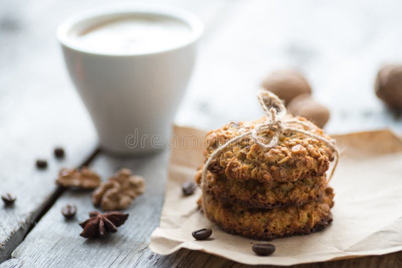 Σπιτικό oatmeal μπισκότο που εξυπηρετείται με το φλιτζάνι του καφέ στοκ φωτογραφίες