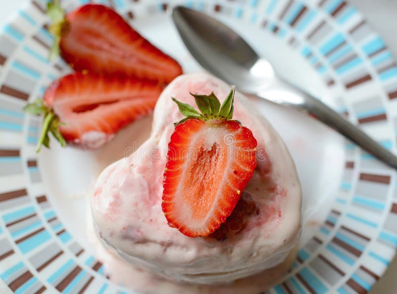 Σπιτικό semifreddo επιδορπίων παγωτού φραουλών στοκ εικόνες Σπιτικό semifreddo επιδορπίων παγωτού φραουλών στοκ εικόνες