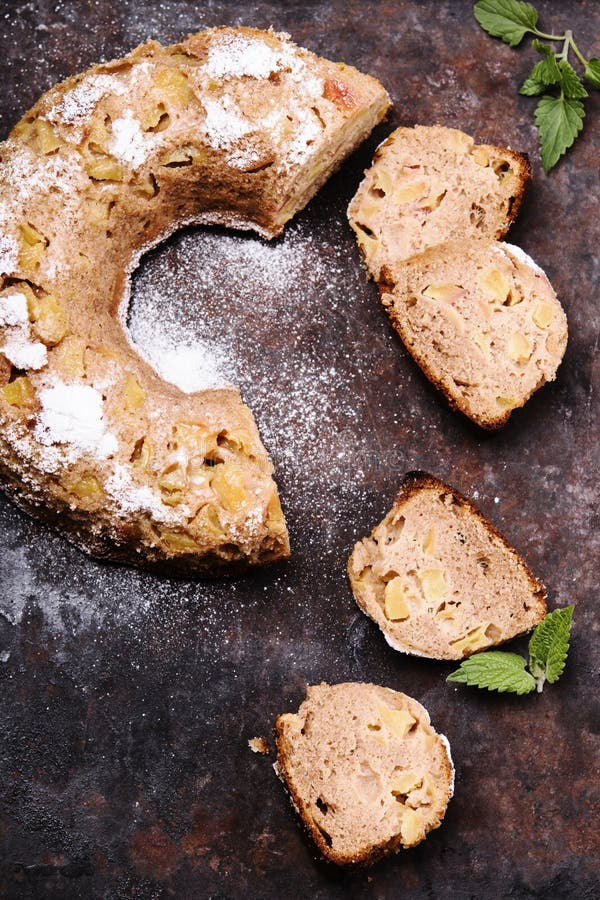 Σπιτικό αγροτικό πικάντικο κέικ της Apple Bundt που ψεκάζεται με τη ζάχαρη τήξης στοκ εικόνα με δικαίωμα ελεύθερης χρήσης Σπιτικό αγροτικό πικάντικο κέικ της Apple Bundt που ψεκάζεται με τη ζάχαρη τήξης στοκ εικόνα με δικαίωμα ελεύθερης χρήσης