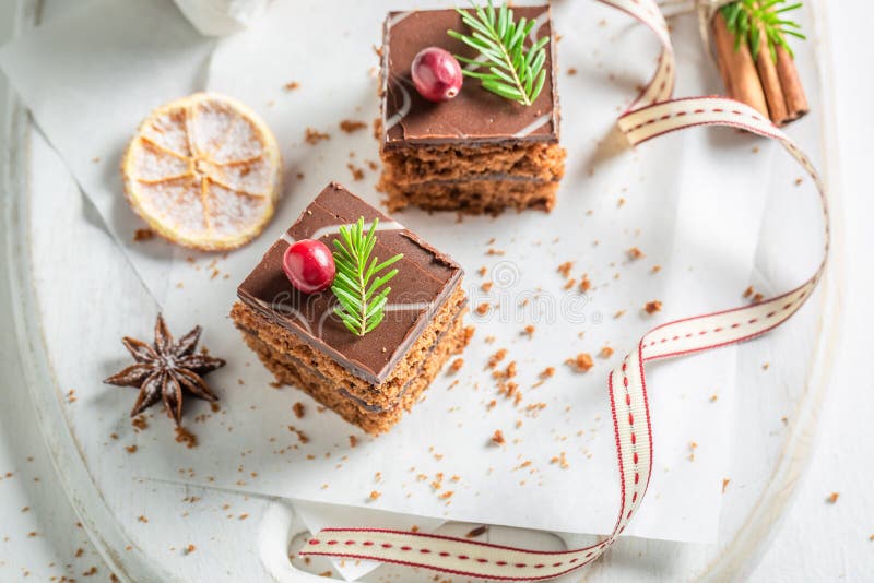 Σπιτικό κέικ Gingerbread για τα Χριστούγεννα με μικρά δώρα στοκ εικόνες με δικαίωμα ελεύθερης χρήσης