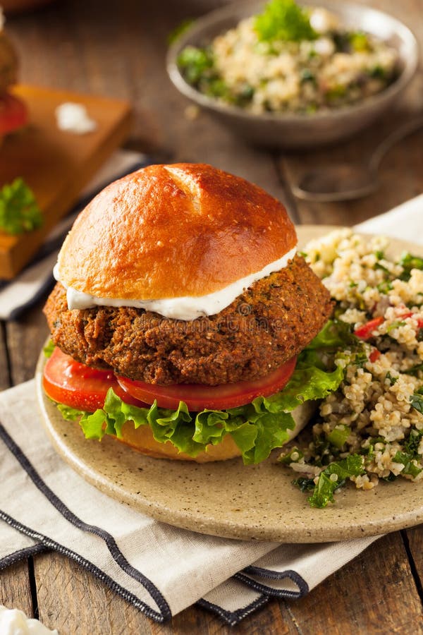 Σπιτικό μεσογειακό Burger Falafel στοκ εικόνα