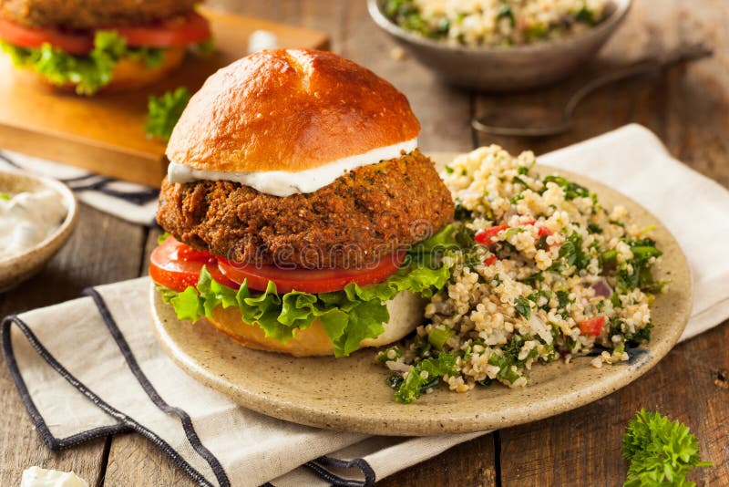 Σπιτικό μεσογειακό Burger Falafel στοκ φωτογραφία