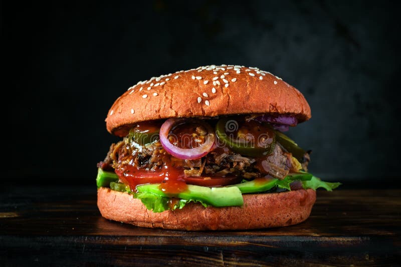 Σπιτικό μεσογειακό Burger με το στήθος, τις ελιές, το κρεμμύδι, το αβοκάντο και Tabasco βόειου κρέατος στοκ εικόνα