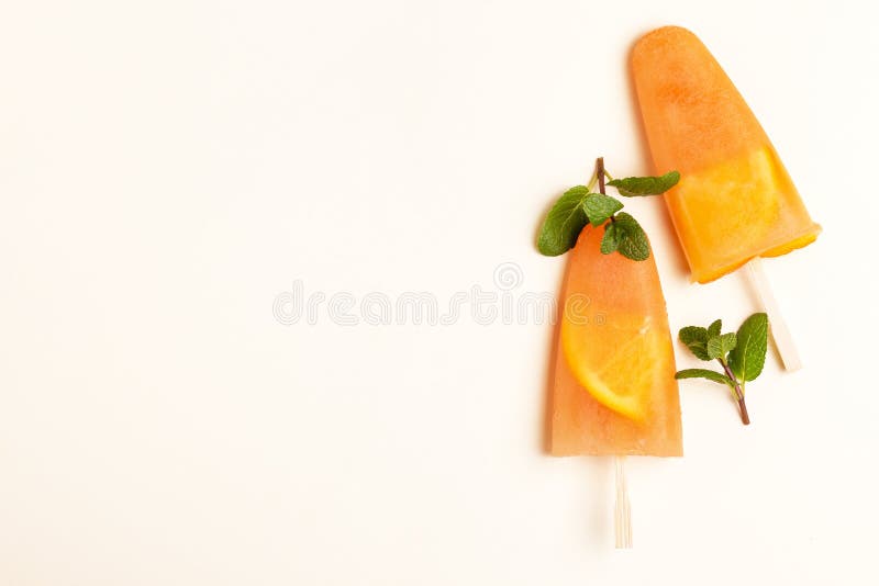 Σπιτικό πορτοκαλί sorbet με την πορτοκαλιά εσωτερική και φρέσκια μέντα φετών στοκ εικόνες Σπιτικό πορτοκαλί sorbet με την πορτοκαλιά εσωτερική και φρέσκια μέντα φετών στοκ εικόνες