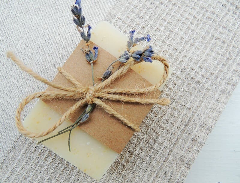 Σπιτικό φυσικό lavender SPA σαπούνι στο χειροποίητο υπόβαθρο πετσετών λινού βαφλών Παραγωγή σαπουνιών στοκ εικόνες Σπιτικό φυσικό lavender SPA σαπούνι στο χειροποίητο υπόβαθρο πετσετών λινού βαφλών Παραγωγή σαπουνιών στοκ εικόνες