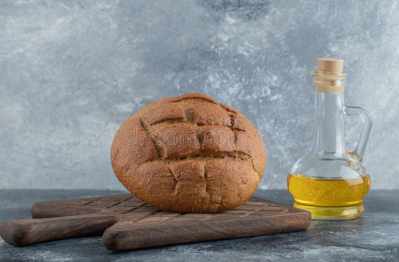 σπιτικό ψωμί σίκαλης με λάδι στο πλεκτό στρώμα. φωτογραφία υψηλής ποιότητας