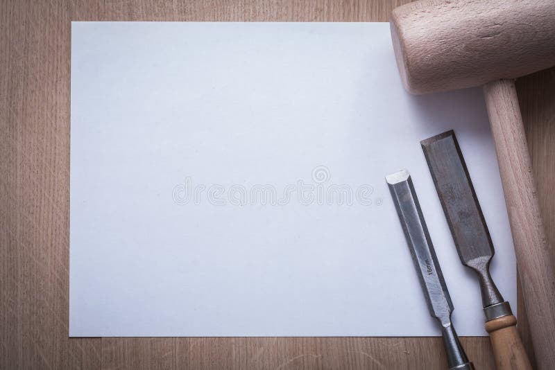 Σταθερότερο σφυρί κομματιών σμιλών και καθαρό φύλλο του εγγράφου για το ξύλινο BO στοκ φωτογραφία Σταθερότερο σφυρί κομματιών σμιλών και καθαρό φύλλο του εγγράφου για το ξύλινο BO στοκ φωτογραφία