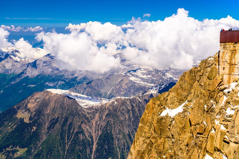 Σταθμός Chamonix, Mont Blanc, haute-Savoie, Άλπεις, Γαλλία παρατήρησης Aiguille du Midi στοκ φωτογραφία