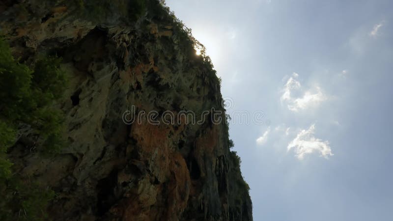 σταλακτίτες και μεγάλες πέτρες κρέμονται κάτω από τον βράχο του ασβεστόλιθου στην πλατεία νανγκ κράμπι. βίντεο μετατόπισης φιλμ μικρού μήκους