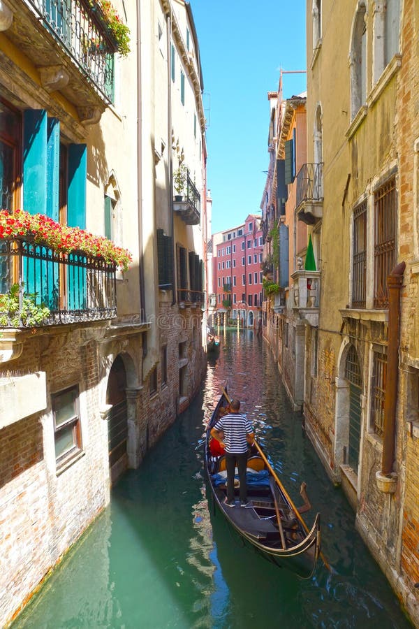 Στενά κανάλια με τις γόνδολες Βενετία, Ιταλία, Ευρώπη.