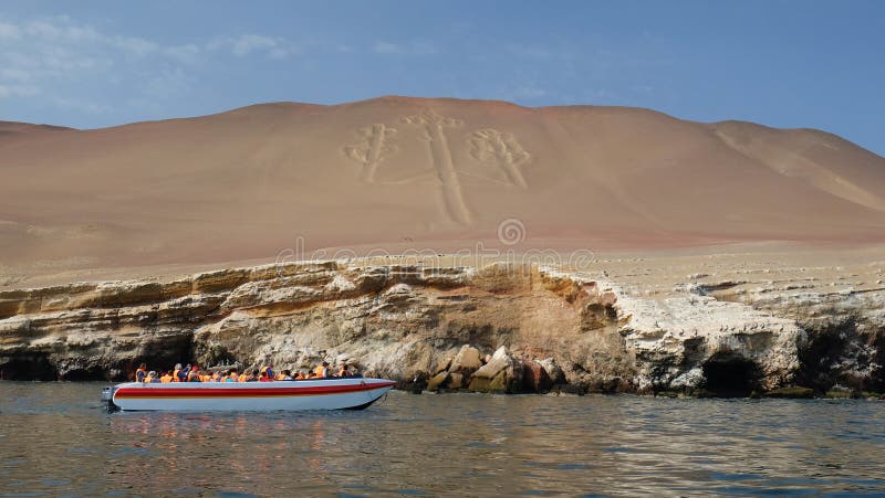 Στενή άποψη των γραμμών ενός πολυελαίων Nazca γνωστών ως κηροπήγια Paracas, κηροπήγια των Άνδεων