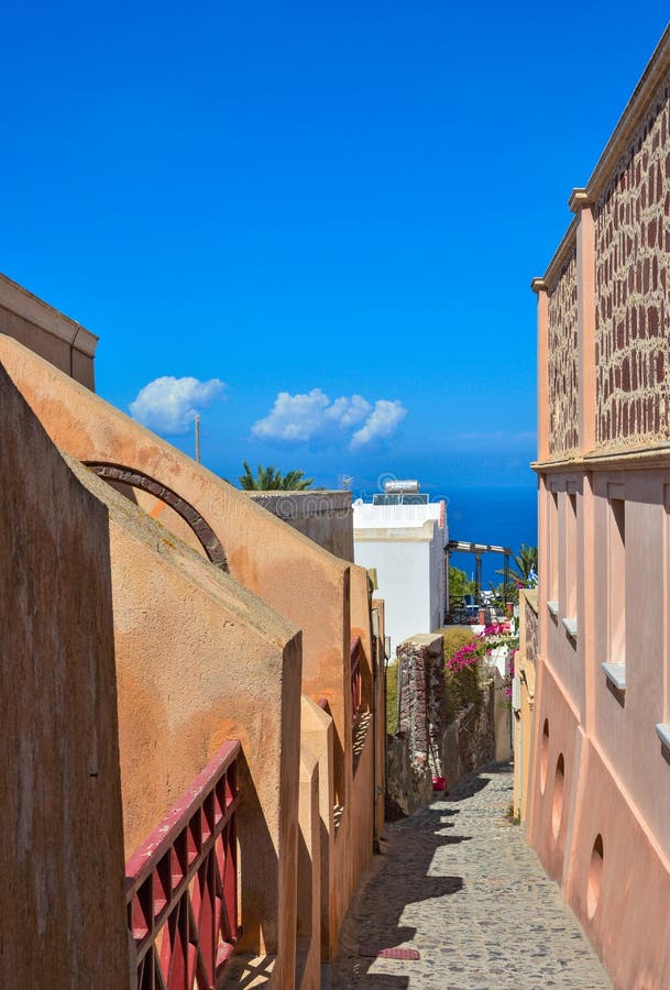 Στενή οδός Oia, Santorini, άποψη θάλασσας. στοκ εικόνα με δικαίωμα ελεύθερης χρήσης Στενή οδός Oia, Santorini, άποψη θάλασσας. στοκ εικόνα με δικαίωμα ελεύθερης χρήσης