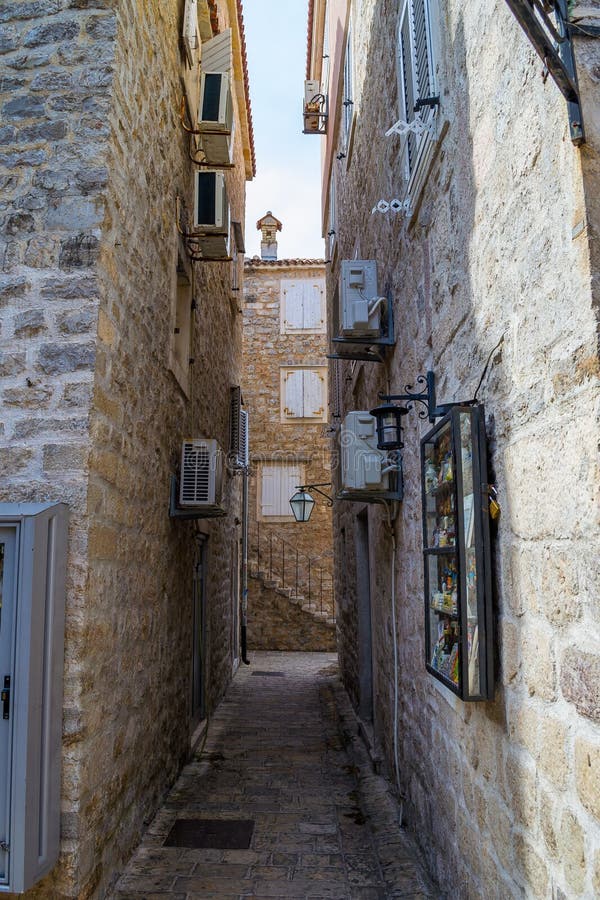 στενή παλαιά οδός πόλεων Αρχαία σπίτια φιαγμένα από πέτρα Παλαιά πόλη Budva Μαυροβούνιο στοκ φωτογραφία με δικαίωμα ελεύθερης χρήσης στενή παλαιά οδός πόλεων Αρχαία σπίτια φιαγμένα από πέτρα Παλαιά πόλη Budva Μαυροβούνιο στοκ φωτογραφία με δικαίωμα ελεύθερης χρήσης