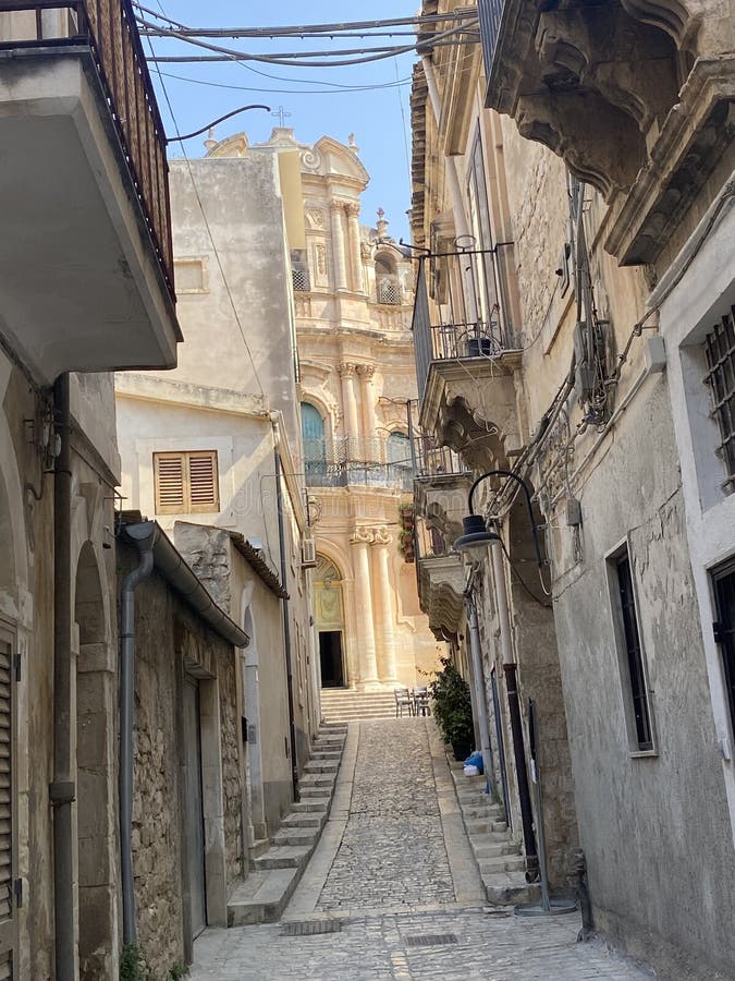Στενή πλακόστρωτη οδός που σκαρφαλώνει προς την ιστορική εκκλησία του Σαν Ματέο αποκαλύπτοντας τις βαροκές αρχιτεκτονικές λεπτομέρ στοκ εικόνα με δικαίωμα ελεύθερης χρήσης