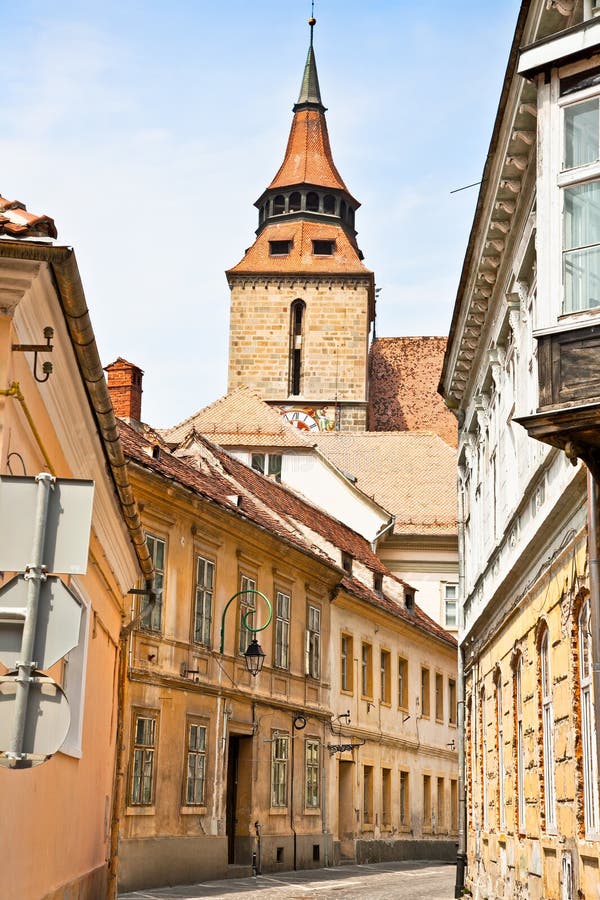 Στενή στο κέντρο της πόλης οδός σε Brasov, Ρουμανία. στοκ φωτογραφίες Στενή στο κέντρο της πόλης οδός σε Brasov, Ρουμανία. στοκ φωτογραφίες