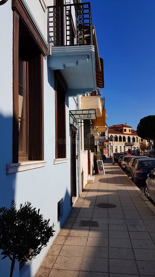 Στενοί δρόμοι παραθύρων κτηρίων στην πόλη Ελλάδα των Ιωαννίνων στοκ φωτογραφία με δικαίωμα ελεύθερης χρήσης Στενοί δρόμοι παραθύρων κτηρίων στην πόλη Ελλάδα των Ιωαννίνων στοκ φωτογραφία με δικαίωμα ελεύθερης χρήσης