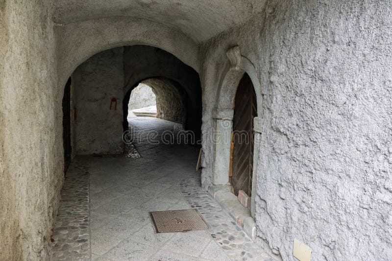 Στενό πέρασμα με αψίδες και ξύλινη πόρτα στη Ραντοβλίτσα Σλοβενία στοκ εικόνες με δικαίωμα ελεύθερης χρήσης
