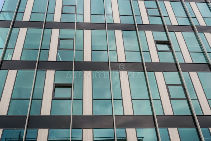 Στενός επάνω πυροβολισμός προσόψεων κτιρίου γραφείων γυαλιού σύγχρονος στοκ εικόνες Στενός επάνω πυροβολισμός προσόψεων κτιρίου γραφείων γυαλιού σύγχρονος στοκ εικόνες
