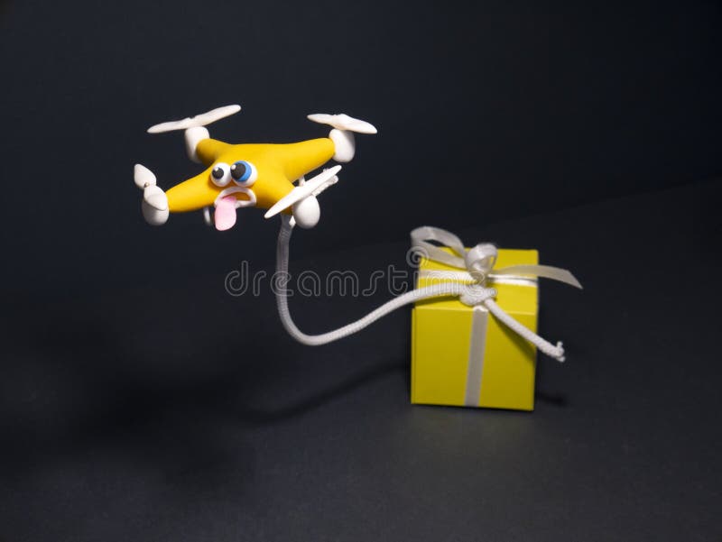 Στενός ο επάνω κηφήνων του quadrocopter με το δέμα κουρασμένος στοκ φωτογραφία με δικαίωμα ελεύθερης χρήσης Στενός ο επάνω κηφήνων του quadrocopter με το δέμα κουρασμένος στοκ φωτογραφία με δικαίωμα ελεύθερης χρήσης