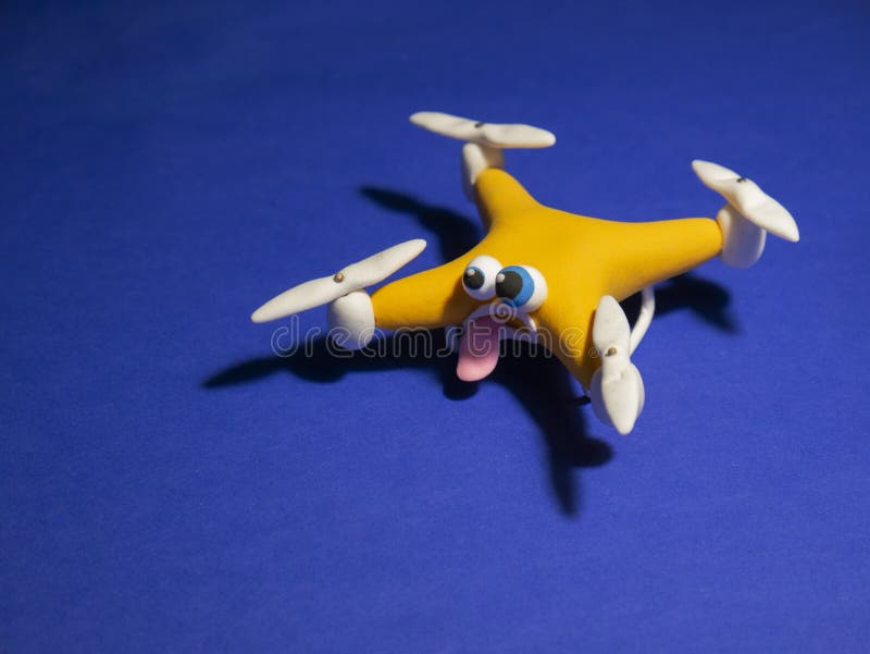 Στενός ο επάνω κηφήνων του quadrocopter με το δέμα κουρασμένος στοκ εικόνα με δικαίωμα ελεύθερης χρήσης Στενός ο επάνω κηφήνων του quadrocopter με το δέμα κουρασμένος στοκ εικόνα με δικαίωμα ελεύθερης χρήσης