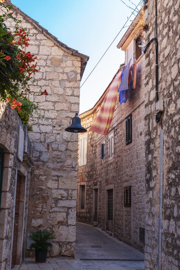 Στενός παλαιός δρόμος στην πόλη Γέλσα, Χβαρ, Κροατία στοκ φωτογραφίες με δικαίωμα ελεύθερης χρήσης