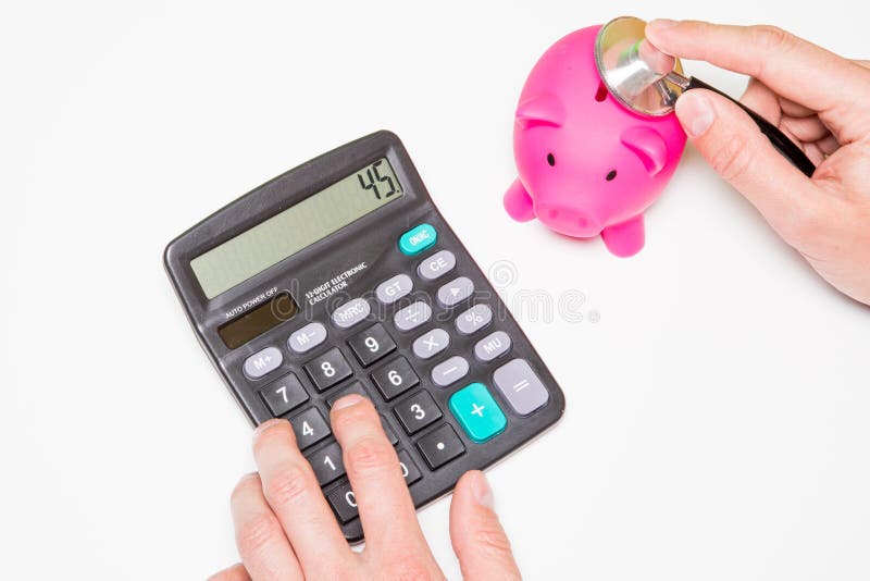 Στηθοσκόπιο και piggy τράπεζα για την οικονομική έννοια ελέγχου υγείας στοκ φωτογραφία