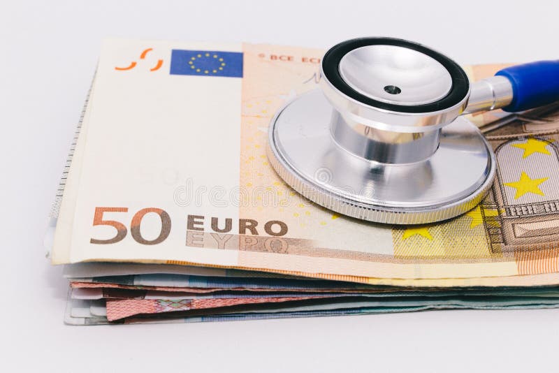 Στηθοσκόπιο σε έναν σωρό των ευρο- τραπεζογραμματίων στοκ εικόνες με δικαίωμα ελεύθερης χρήσης Στηθοσκόπιο σε έναν σωρό των ευρο- τραπεζογραμματίων στοκ εικόνες με δικαίωμα ελεύθερης χρήσης