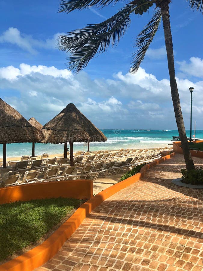 Στην κενή παραλία, Cancun, Μεξικό στοκ φωτογραφία με δικαίωμα ελεύθερης χρήσης Στην κενή παραλία, Cancun, Μεξικό στοκ φωτογραφία με δικαίωμα ελεύθερης χρήσης