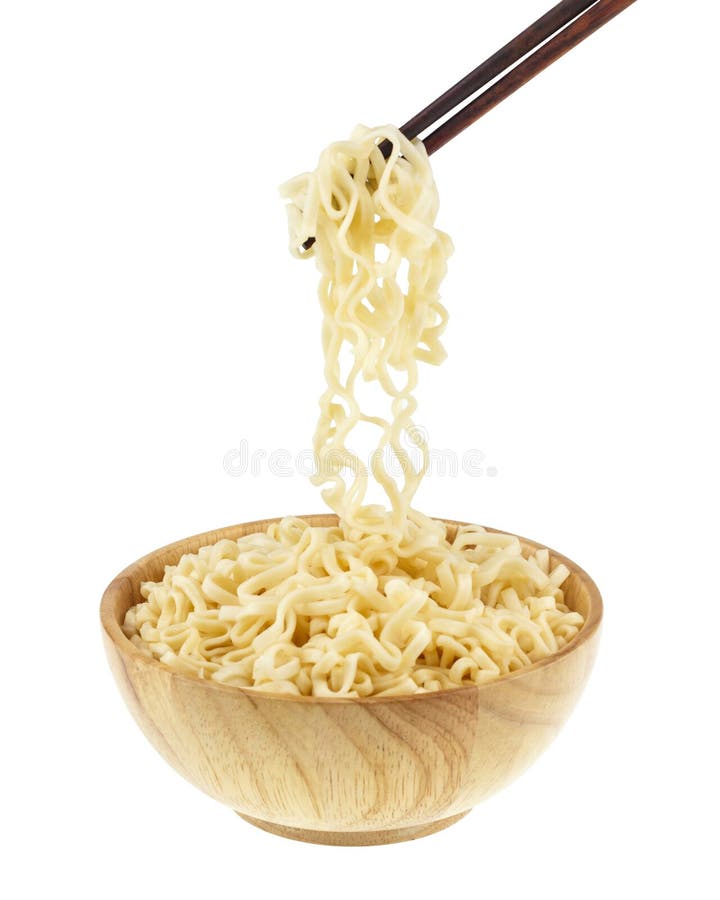 Στιγμιαίο νουντλς σε ένα κύπελλο ξύλινο με chopstick στο άσπρο υπόβαθρο στοκ εικόνα Στιγμιαίο νουντλς σε ένα κύπελλο ξύλινο με chopstick στο άσπρο υπόβαθρο στοκ εικόνα
