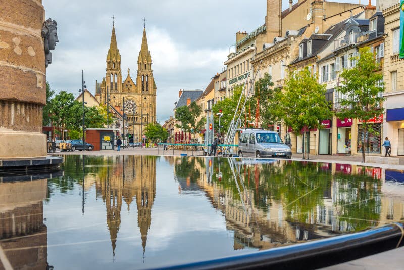 Στις οδούς του Moulins στοκ εικόνες Στις οδούς του Moulins στοκ εικόνες