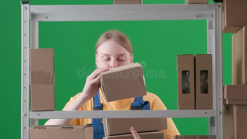 στο πλαίσιο σε πράσινο χρώμα φόντου. απεικονίζεται μια νεαρή γυναίκα με στολή. απεικονίζεται ως εργαζόμενος αποθηκευτής απόθεμα βίντεο