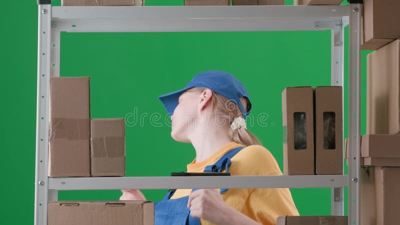 στο πλαίσιο σε πράσινο χρώμα φόντου. απεικονίζεται μια νεαρή γυναίκα με στολή. ένας αποθηκευτής απεικονίζεται σε απόθεμα βίντεο