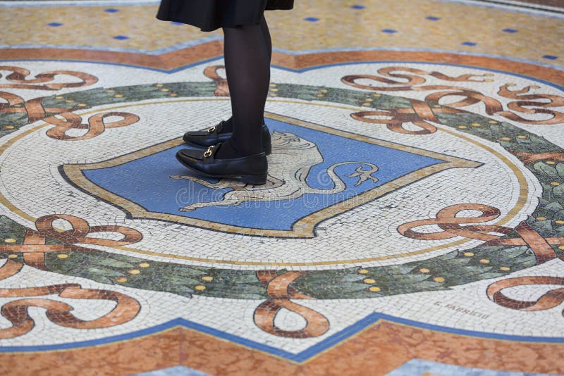 Στοά Vittorio Emanuele ΙΙ, λεωφόρος αγορών πολυτέλειας, ταύρος μωσαϊκών, Μιλάνο, Ιταλία στοκ φωτογραφίες με δικαίωμα ελεύθερης χρήσης Στοά Vittorio Emanuele ΙΙ, λεωφόρος αγορών πολυτέλειας, ταύρος μωσαϊκών, Μιλάνο, Ιταλία στοκ φωτογραφίες με δικαίωμα ελεύθερης χρήσης