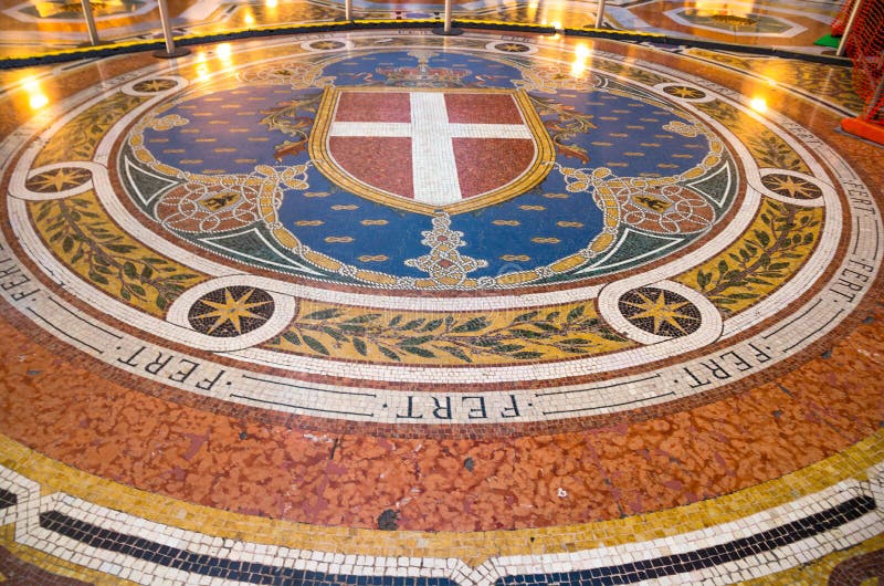 Στοά Vittorio Emanuele ΙΙ πατωμάτων μωσαϊκών διάσημη λεωφόρος, Μιλάνο, Ιταλία στοκ φωτογραφίες με δικαίωμα ελεύθερης χρήσης Στοά Vittorio Emanuele ΙΙ πατωμάτων μωσαϊκών διάσημη λεωφόρος, Μιλάνο, Ιταλία στοκ φωτογραφίες με δικαίωμα ελεύθερης χρήσης