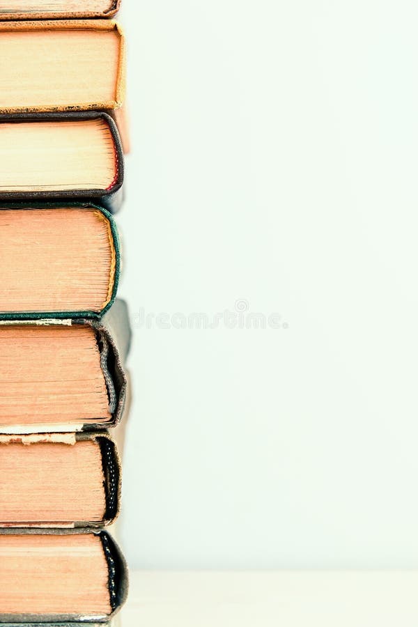 στοίβα παλαιού χρησιμοποιημένου φόντου βιβλίων. σωρός παλαιών βιβλιαρίων. επιστροφή στο σχολείο. χώρος αντιγραφής στοκ εικόνες