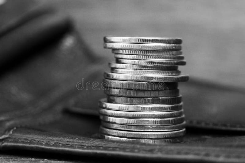 στοίβες αργυρών και χρυσών νομισμάτων στοκ εικόνα με δικαίωμα ελεύθερης χρήσης