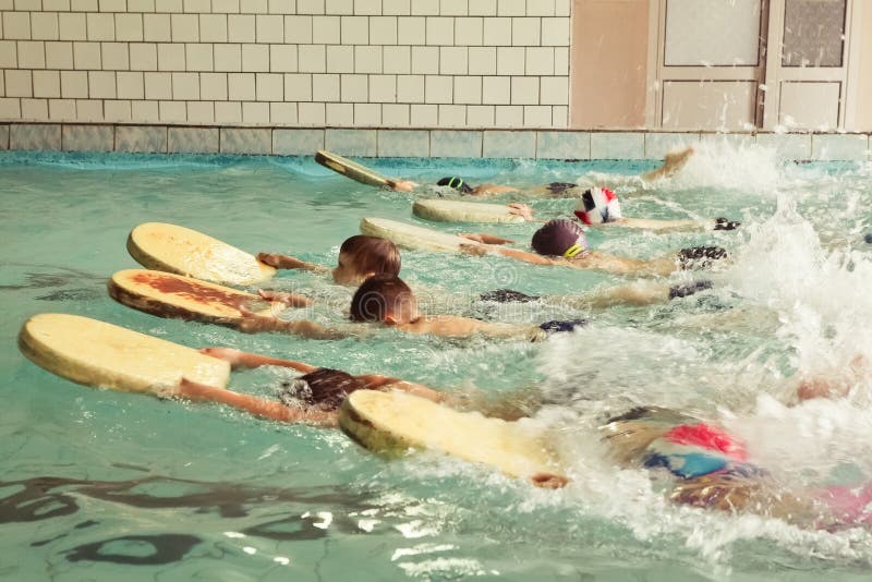 Στοιχειώδη παιδιά σχολείου μέσα στο μάθημα δεξιοτήτων κολύμβησης στοκ εικόνες με δικαίωμα ελεύθερης χρήσης Στοιχειώδη παιδιά σχολείου μέσα στο μάθημα δεξιοτήτων κολύμβησης στοκ εικόνες με δικαίωμα ελεύθερης χρήσης