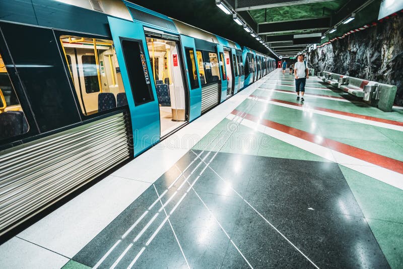 Στοκχόλμη, Σουηδία Άτομο που περπατά κοντά στο τραίνο στο μετρό το υπόγειο S στοκ εικόνα Στοκχόλμη, Σουηδία Άτομο που περπατά κοντά στο τραίνο στο μετρό το υπόγειο S στοκ εικόνα