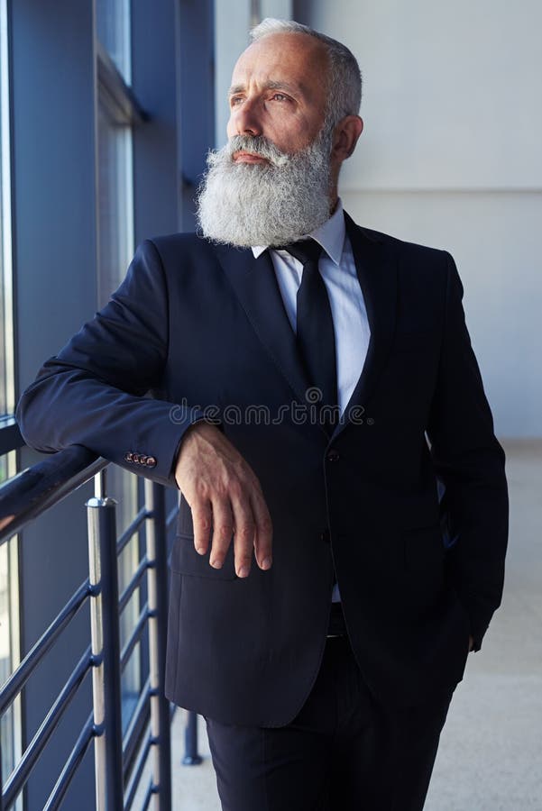 Στοχαστικό άτομο με την γκρίζα γενειάδα που φαίνεται έξω παράθυρο στοκ εικόνα με δικαίωμα ελεύθερης χρήσης Στοχαστικό άτομο με την γκρίζα γενειάδα που φαίνεται έξω παράθυρο στοκ εικόνα με δικαίωμα ελεύθερης χρήσης
