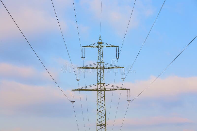 Στρέμματα με το χιόνι το χειμώνα με τον πύργο ηλεκτρικής ενέργειας στο ηλιοβασίλεμα στοκ φωτογραφία με δικαίωμα ελεύθερης χρήσης Στρέμματα με το χιόνι το χειμώνα με τον πύργο ηλεκτρικής ενέργειας στο ηλιοβασίλεμα στοκ φωτογραφία με δικαίωμα ελεύθερης χρήσης
