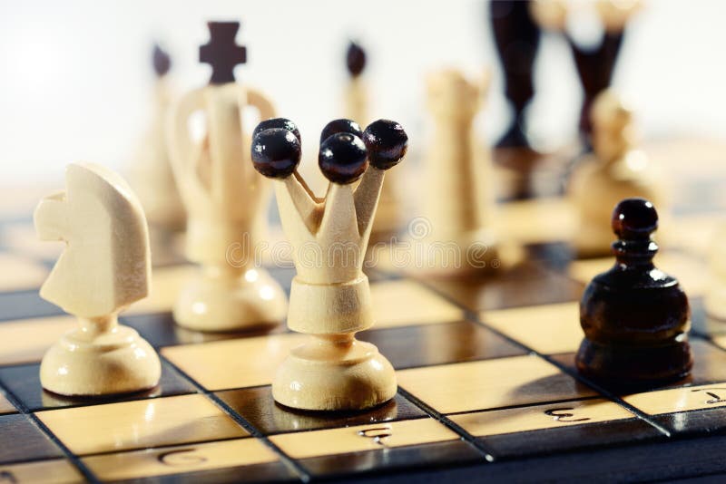 Στρατηγική και τακτική σε ένα παιχνίδι του σκακιού στοκ εικόνες Στρατηγική και τακτική σε ένα παιχνίδι του σκακιού στοκ εικόνες